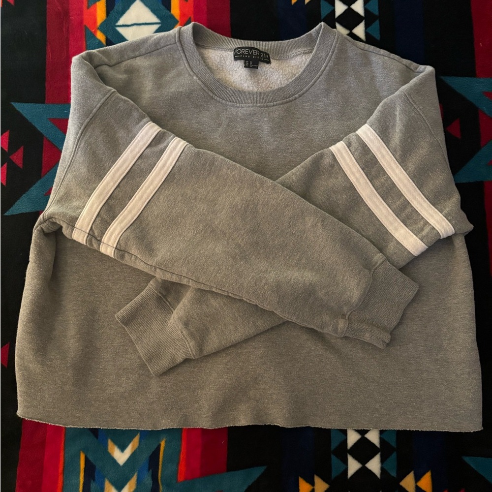 Forever 21 cropped gray crewneck in size 2x